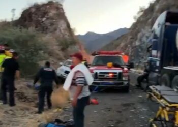 TRAGEDIA EN BCS: MUJER FALLECE Y 46 TRABAJADORES DE HOTEL RESULTAN HERIDOS TRAS CAÍDA DE CAMIÓN A BARRANCO