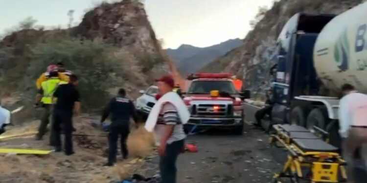 TRAGEDIA EN BCS: MUJER FALLECE Y 46 TRABAJADORES DE HOTEL RESULTAN HERIDOS TRAS CAÍDA DE CAMIÓN A BARRANCO