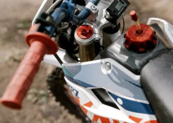 ACCIDENTE EN LA INDUSTRIAS: TAXISTA EMBISTE A JOVENCITA EN MOTO