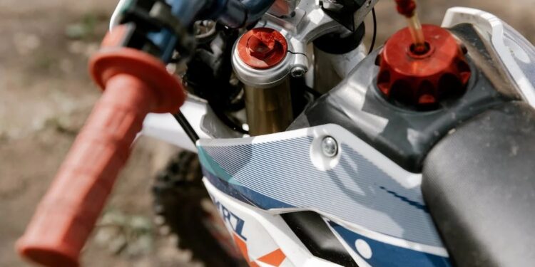 ACCIDENTE EN LA INDUSTRIAS: TAXISTA EMBISTE A JOVENCITA EN MOTO