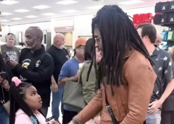 LENNY KRAVITZ SORPRENDE A FANS EN SUPERMERCADO MIENTRAS PROMOCIONA NUEVA CANCIÓN