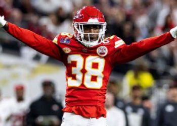 LOS KANSAS CITY CHIEFS COLOCAN ETIQUETA DE JUGADOR FRANQUICIA NO EXCLUSIVO A L’JARIUS SNEED