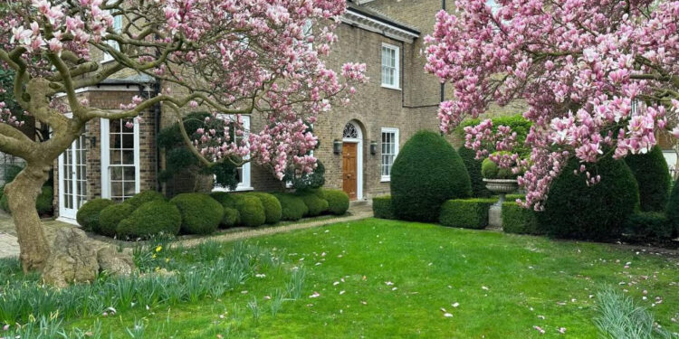 MARY AUSTIN PONE EN VENTA LA MANSIÓN DE FREDDIE MERCURY 1 MARY AUSTIN PONE EN VENTA LA MANSIÓN DE FREDDIE MERCURY