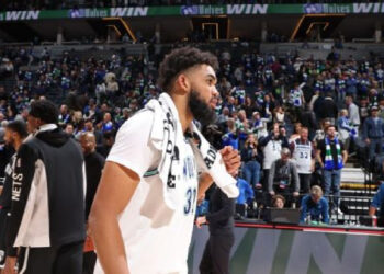 KARL-ANTHONY TOWNS DE LOS TIMBERWOLVES FUERA POR LESIÓN EN LA RODILLA IZQUIERDA