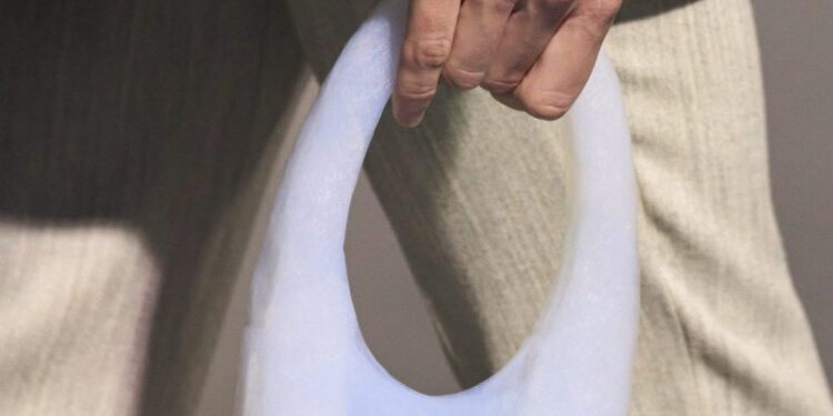 EL BOLSO 'AIR SWIPE BAG' DE COPERNI: UNA EXTRAVAGANCIA DE MODA INSPIRADA EN LA CIENCIA 1 EL BOLSO ‘AIR SWIPE BAG’ DE COPERNI: UNA EXTRAVAGANCIA DE MODA INSPIRADA EN LA CIENCIA