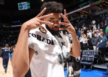 KARL-ANTHONY TOWNS DE LOS TIMBERWOLVES SE SOMETE A CIRUGÍA DE RODILLA