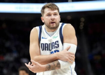 LUKA DONCIC SE AUSENTA DEL JUEGO DE LOS MAVERICKS CONTRA LOS THUNDER DEBIDO A UNA LESIÓN EN EL TENDÓN DE LA CORVA IZQUIERDO