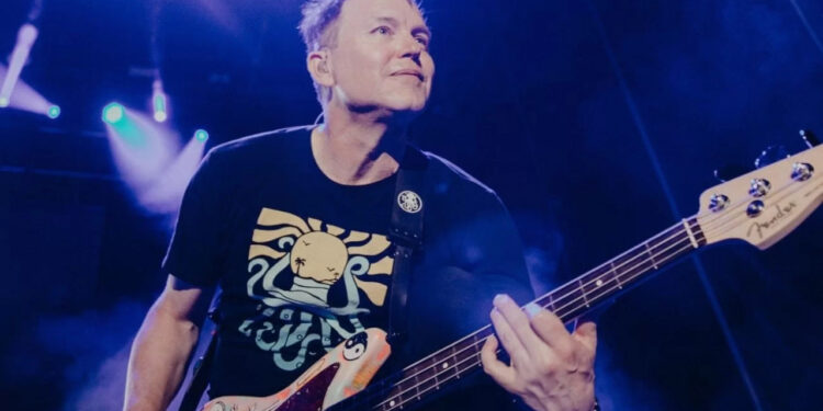MARK HOPPUS, DE BLINK 182, SE NIEGA A FIRMAR AUTÓGRAFO A PRESUNTO FAN EN PERÚ 1 MARK HOPPUS, DE BLINK 182, SE NIEGA A FIRMAR AUTÓGRAFO A PRESUNTO FAN EN PERÚ