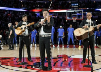 HIMNO NACIONAL ESTADOUNIDENSE EN VERSIÓN MARIACHI: UNA ACTUACIÓN MEMORABLE EN EL UNITED CENTER