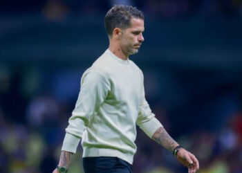 FERNANDO GAGO RECIBE MULTA POR CRÍTICAS AL ARBITRAJE EN EL CLÁSICO NACIONAL