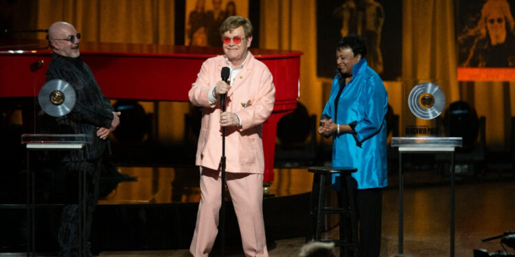 SIR ELTON JOHN Y BERNIE TAUPIN GALARDONADOS CON EL PREMIO GERSHWIN POR SU LEGADO MUSICAL Y FILANTROPÍA 1 SIR ELTON JOHN Y BERNIE TAUPIN GALARDONADOS CON EL PREMIO GERSHWIN POR SU LEGADO MUSICAL Y FILANTROPÍA