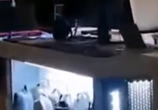 ALEXAS DEL TERROR; CAPATAN DISPOSITIVOS REZANDO DE NOCHE