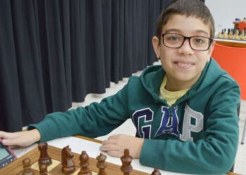 FAUSTINO ORO, EL JOVEN PRODIGIO DEL AJEDREZ, SORPRENDE AL DERROTAR A MAGNUS CARLSEN