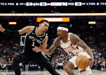 LOS SUNS SUPERAN A LOS SPURS CON UNA VICTORIA CLAVE