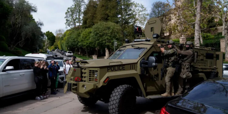 ALLANAMIENTOS EN LAS CASAS DE SEAN "DIDDY" COMBS RELACIONADOS CON INVESTIGACIÓN SOBRE TRÁFICO SEXUAL 1 ALLANAMIENTOS EN LAS CASAS DE SEAN “DIDDY” COMBS RELACIONADOS CON INVESTIGACIÓN SOBRE TRÁFICO SEXUAL