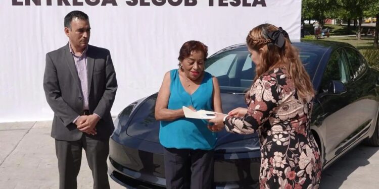 RECIBE VIUDA TESLA POR PAGAR PREDIAL EN SANTA CATARINA 1 RECIBE VIUDA TESLA POR PAGAR PREDIAL EN SANTA CATARINA