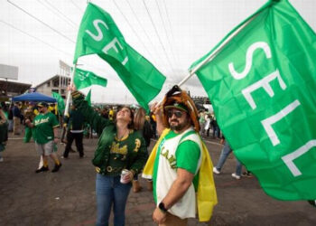 FANÁTICOS DE LOS ATLÉTICOS BOICOTEAN EL JUEGO INAUGURAL EN PROTESTA POR LA MUDANZA PLANEADA