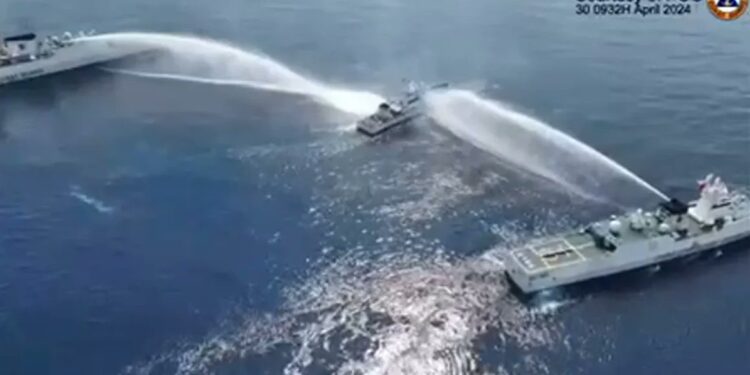 INCIDENTE EN EL MAR DE CHINA MERIDIONAL: CAÑÓN DE AGUA CHINO DAÑA EMBARCACIÓN FILIPINA