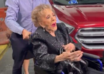 SILVIA PINAL RECIBE EMOTIVO HOMENAJE POR SUS 75 AÑOS DE CARRERA ANTE ASFIXIANTE RECEPCIÓN DE LA PRENSA