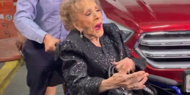 SILVIA PINAL RECIBE EMOTIVO HOMENAJE POR SUS 75 AÑOS DE CARRERA ANTE ASFIXIANTE RECEPCIÓN DE LA PRENSA