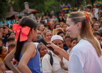 FESTEJA MARIANA A LOS NIÑOS EN MTY