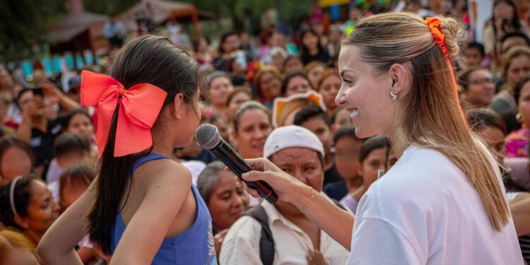 FESTEJA MARIANA A LOS NIÑOS EN MTY