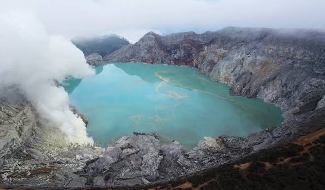 TRAGEDIA EN EL VOLCÁN: TURISTA MUERE TRAS CAER AL CRÁTER MIENTRAS SE TOMABA FOTOS