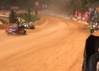 TRAGEDIA EN RALLY: PILOTO PIERDE CONTROL Y CAUSA MUERTE DE SIETE