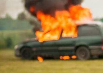 POBLADORES DE TEPATLAXCO INCENDIAN VEHÍCULO DE SUPUESTO DELINCUENTE