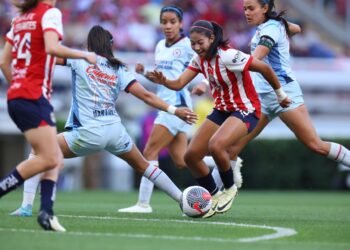 CHIVAS FEMENIL ARRASA CON CRUZ AZUL: GOLEADA 4-0 EN UN DEBUT TRIUNFAL BAJO JOAQUÍN MORENO