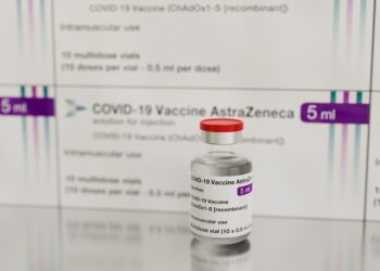 ASTRAZENECA RECONOCE ANTE TRIBUNAL BRITÁNICO LA POSIBILIDAD DE EFECTOS SECUNDARIOS RAROS POR SU VACUNA COVID