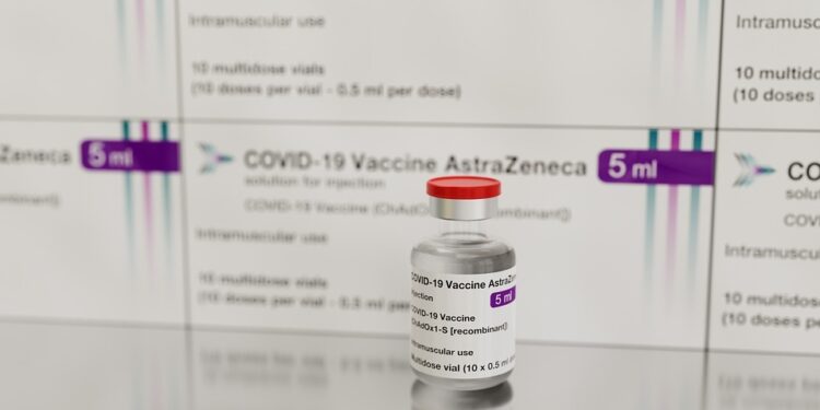 ASTRAZENECA RECONOCE ANTE TRIBUNAL BRITÁNICO LA POSIBILIDAD DE EFECTOS SECUNDARIOS RAROS POR SU VACUNA COVID 1 ASTRAZENECA RECONOCE ANTE TRIBUNAL BRITÁNICO LA POSIBILIDAD DE EFECTOS SECUNDARIOS RAROS POR SU VACUNA COVID