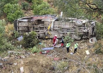 TRAGEDIA EN PERÚ: 25 MUERTOS AL CAER AUTOBÚS AL ABISMO