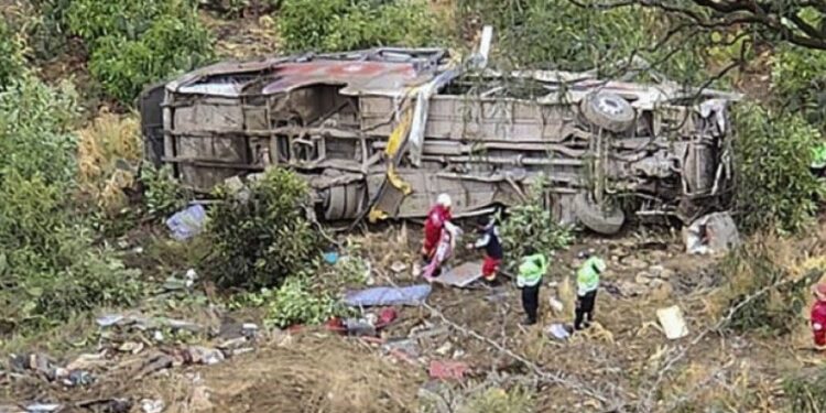 TRAGEDIA EN PERÚ: 25 MUERTOS AL CAER AUTOBÚS AL ABISMO 1 TRAGEDIA EN PERÚ: 25 MUERTOS AL CAER AUTOBÚS AL ABISMO