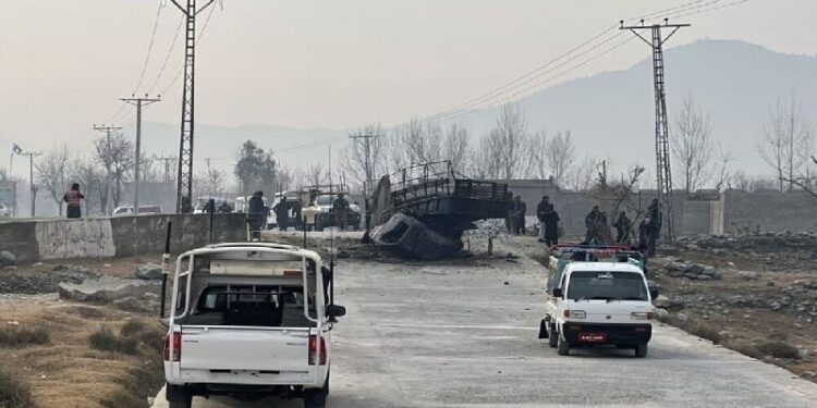 ATAQUE MORTAL A POLICÍA DURANTE CAMPAÑA DE VACUNACIÓN EN PAKISTÁN 1 ATAQUE MORTAL A POLICÍA DURANTE CAMPAÑA DE VACUNACIÓN EN PAKISTÁN