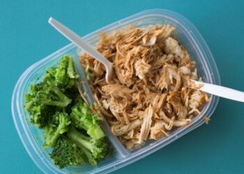 RIESGOS PARA LA SALUD AL CALENTAR COMIDA EN RECIPIENTES DE PLÁSTICO EN EL MICROONDAS