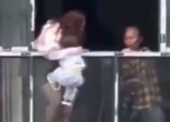 LANZA A SU HIJO DE 3 AÑOS DESDE EL PISO 22 EN CHINA