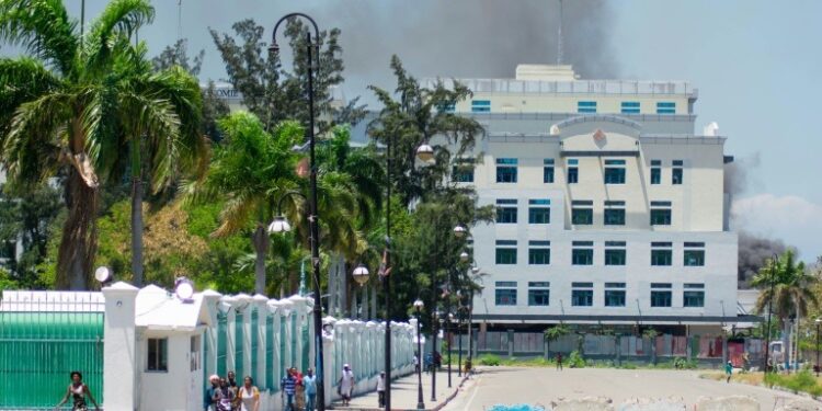 PANDILLAS SAQUEAN LA BIBLIOTECA NACIONAL DE HAITÍ