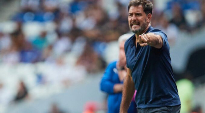 GUSTAVO LEMA, ENTRENADOR DE PUMAS, ASISTE AL CRUZ AZUL VS. RAYADOS: ¿QUÉ MOTIVA SU PRESENCIA? 1 GUSTAVO LEMA, ENTRENADOR DE PUMAS, ASISTE AL CRUZ AZUL VS. RAYADOS: ¿QUÉ MOTIVA SU PRESENCIA?