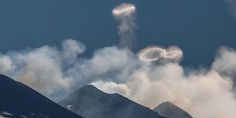 VOLCÁN ETNA AMENAZA NUEVAMENTE A LA ISLA DE SICILIA