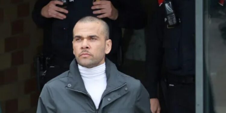 DANI ALVES PAGA DEUDA DE 150 MIL EUROS AL PADRE DE NEYMAR MIENTRAS ESTABA EN PRISIÓN 1 DANI ALVES PAGA DEUDA DE 150 MIL EUROS AL PADRE DE NEYMAR MIENTRAS ESTABA EN PRISIÓN