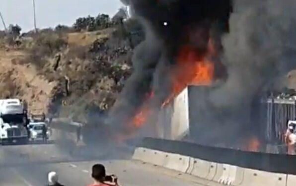 CHOQUE DE CAMIONES PROVOCA INCENDIO EN AUTOPISTA ARCO NORTE