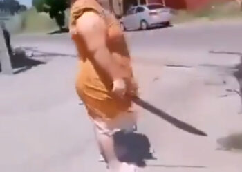 LES SACA MACHETE A LOS DE CFE, TROPIEZA Y QUEDA LESIONADA