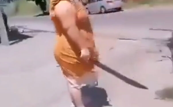 LES SACA MACHETE A LOS DE CFE, TROPIEZA Y QUEDA LESIONADA 1 LES SACA MACHETE A LOS DE CFE, TROPIEZA Y QUEDA LESIONADA