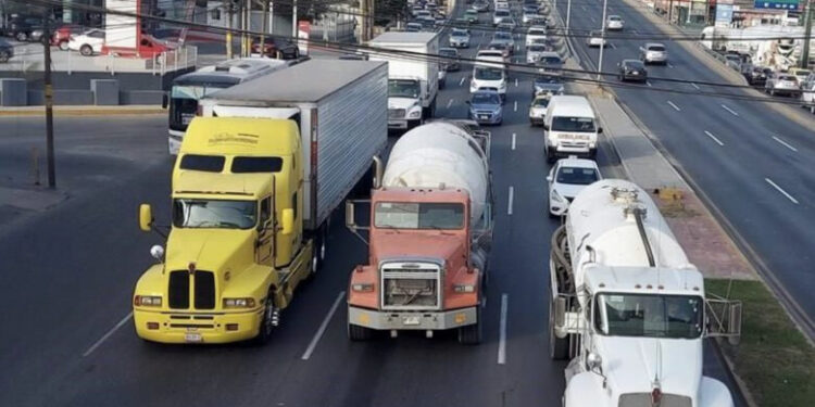 REGULARÁ ESTADO HORARIO A TRÁILERES PARA BAJAR CAOS VIAL 1 REGULARÁ ESTADO HORARIO A TRÁILERES PARA BAJAR CAOS VIAL