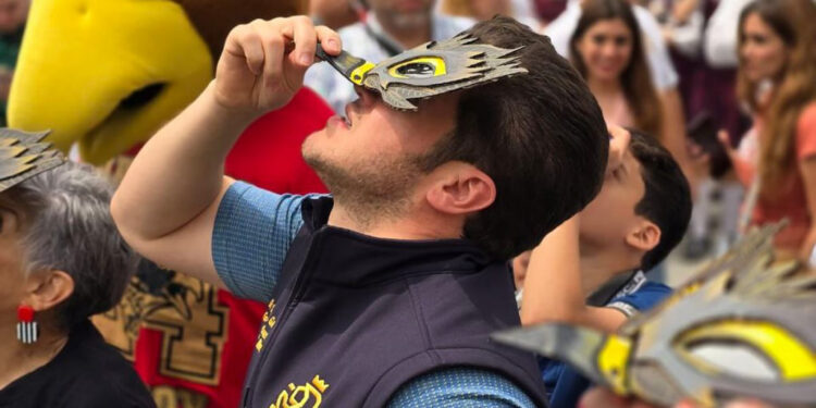 'ECLIPSE ES SEÑAL QUE YA SE VA LA VIEJA POLÍTICA'.- SAMUEL 1 ‘ECLIPSE ES SEÑAL QUE YA SE VA LA VIEJA POLÍTICA’.- SAMUEL