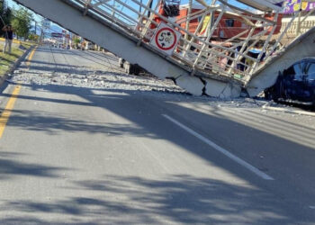 CAE PUENTE PEATONAL EN SAN NICOLÁS; HAY TRES HERIDOS