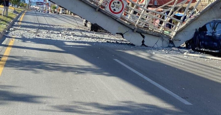CAE PUENTE PEATONAL EN SAN NICOLÁS; HAY TRES HERIDOS 1 CAE PUENTE PEATONAL EN SAN NICOLÁS; HAY TRES HERIDOS