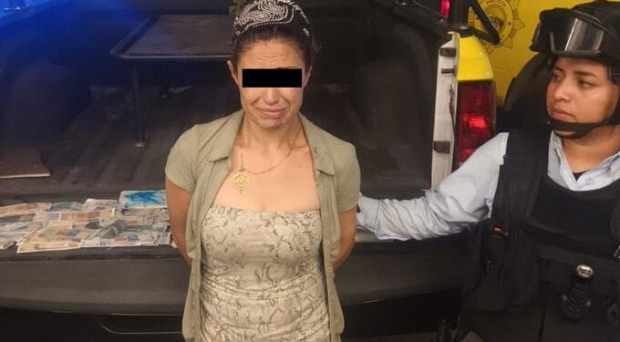 LA DETIENEN CON FAJO DE BILLETES FALSOS