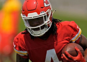 MILLONARIA DEMANDA CONTRA RASHEE RICE, RECEPTOR DE LOS KANSAS CITY CHIEFS, POR ACCIDENTE AUTOMOVILÍSTICO EN DALLAS